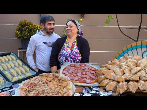 Видео: Готовим двух огромных пицц в новой кирпичной печи с двумя разными начинками и Печенье Гата