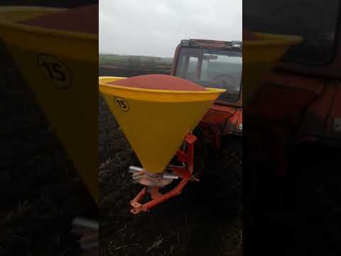 Видео: Разбрасыватель удобрений strumyk S500 с гидравликой