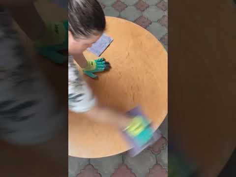 Видео: Шлифовка столика руками подготовка для покрытия лаком.
