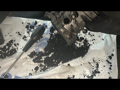 Видео: Чистка впускного коллектора Volkswagen Touareg орехоструем.