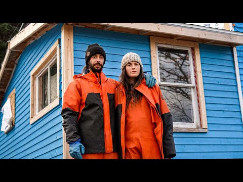 Видео: Шторм обрушился на наш островной дом, не подключенный к электросети