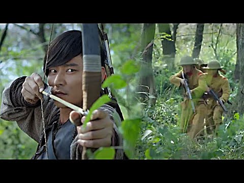 Видео: Японская армия поднялась на гору, чтобы преследовать китайскую армию, но на них напали охотники.
