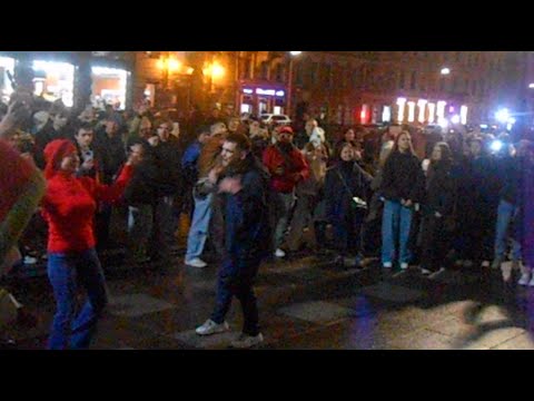 Видео: Уличные музыканты Питер Настя на Невском 25 октября - Знаешь ли ты поем хором