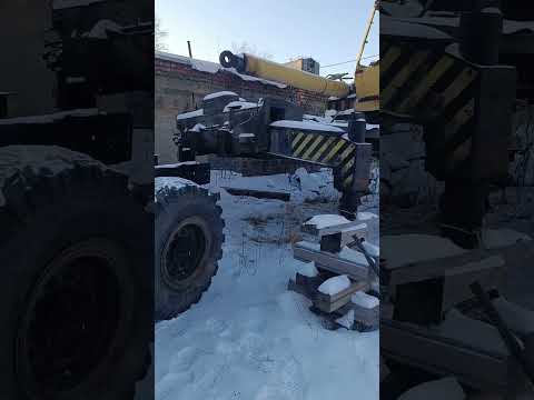 Видео: Урал Кран. Заехал под крановую установку . Продолжаем сборку Урала