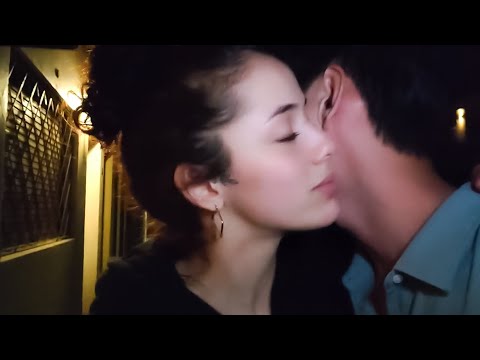 Видео: Красивая девушка, которую я встретил на ночном рынке Уругвая.