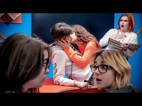 Видео: ПОЦЕЛУЙ ПРИ ВСЕХ! Прямо ВО ВРЕМЯ УРОКА!