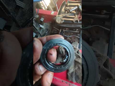 Видео: Ремонт Трактора Шіфенг 240 заміна сальника на приводі включення Насоса Гідравліки.
