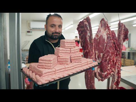 Видео: ЭТОТ ЧЕЛОВЕК ДЕЛАЕТ ИДЕАЛЬНУЮ БОСНИЙСКУЮ Фирменное блюдо! ЋЕВАПИ