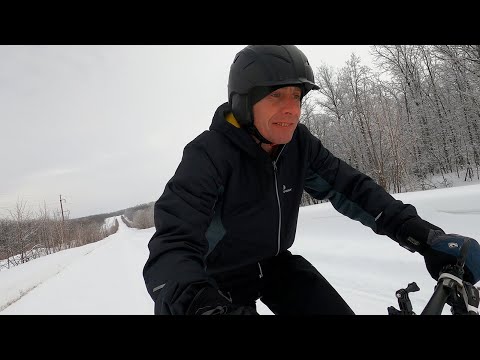 Видео: ЗИМОЙ НА ВЕЛОСИПЕДЕ. ч.2. Экипировка. Еду в гору.