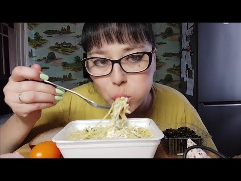 Видео: Мукбанг | Лапша Доширак с ингредиентами | Просят сменить контент, буду вязать😆