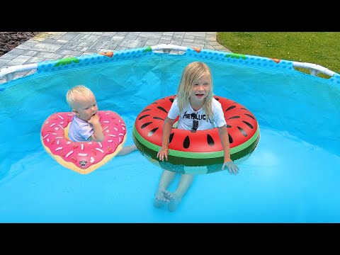 Видео: СОФИЯ И МАЛЕНЬКАЯ СЕСТРА  И БАССЕЙН. СОФУНЬЯ ШАЛУНЬЯ
