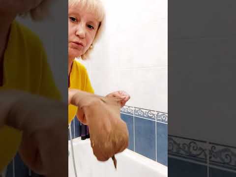 Видео: Стираем подушку в чулке