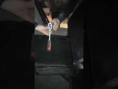 Видео: Митсубиси Грандис снятие топливного фильтра