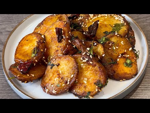 Видео: Безумно вкусный картофель, приготовленный таким образом! Острый и кислый, хрустящий и хрустящий!