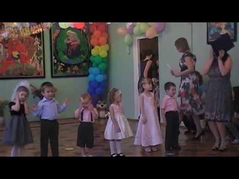 Видео: Малыши поздравляют выпускников