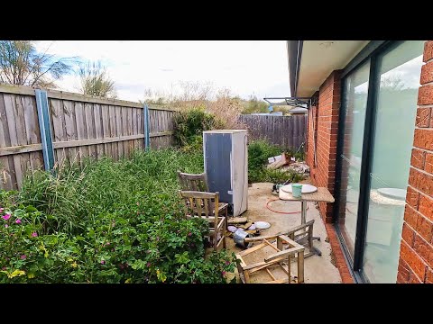 Видео: Спасаем ЗАБРОШЕННЫЙ задний двор для домовладельца со СЛАБЫМ ЗДОРОВЬЕМ!