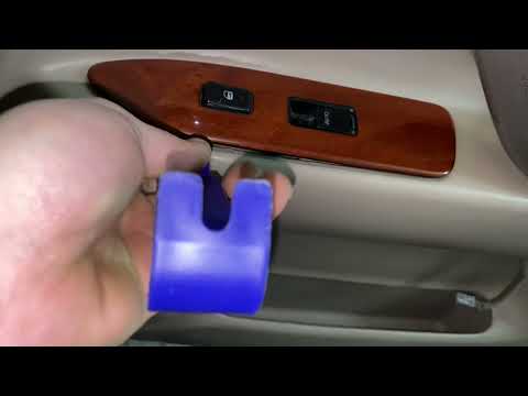 Видео: Lexus LX470 снятие обшивки двери