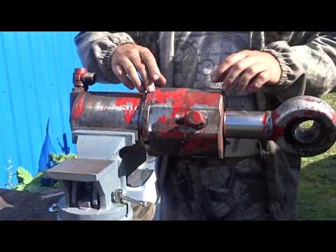 Видео: экскаватор ЭО 2621 (ЮМЗ 6)\/разборка гидроцилиндров поворота стрелы\/комплектующие