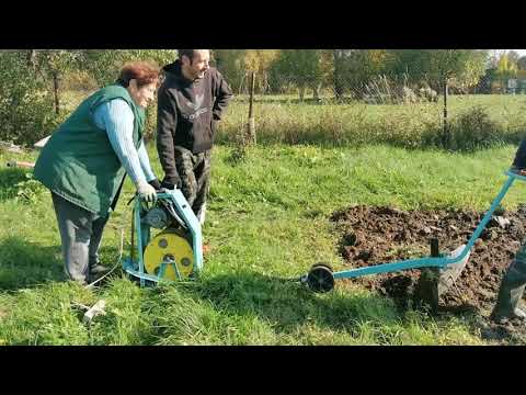 Видео: Пашем электроплугом огород