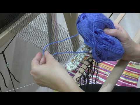 Видео: Шаг 6. Заправка ткацкого станка с ремизами / нитченками