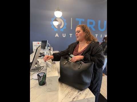 Видео: Бетани пробирается в ремонтную мастерскую и пытается заплатить за машину Шарры за ее спиной.