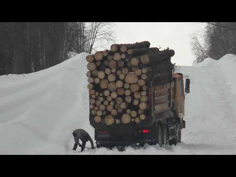 Видео: Все дороги упали Пятница на 13-е. 9 часов один рейс на Урале лесовозе.