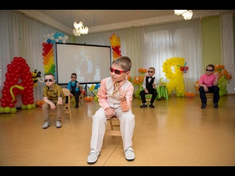Видео: Танец бизнесменов. Выпускной бал в детском саду