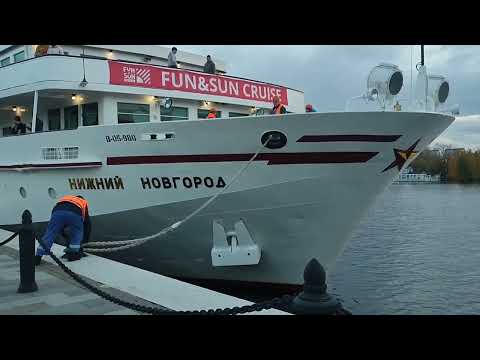 Видео: Отправление теплоходов Константин Симонов и Нижний Новгород из Москвы с прощальными гудками/12.10.25