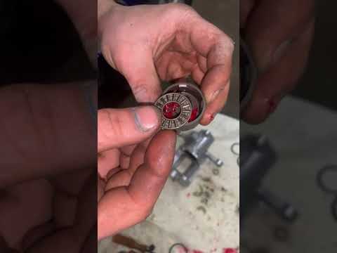 Видео: Разбор, установка ремкомплекта и сборка заднего суппорта на Hyundai Solaris.