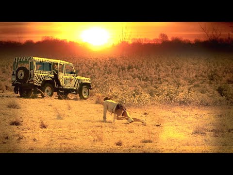 Видео: Их машина застряла в безлюдном месте, но если они из неё выйдут, то умрут