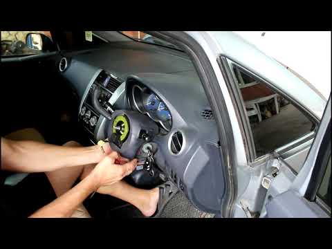 Видео: Горит лампа SRS замена подрулевого шлейфа на Mitsubishi Colt 1,5 Мицубиси Кольт 2003 года