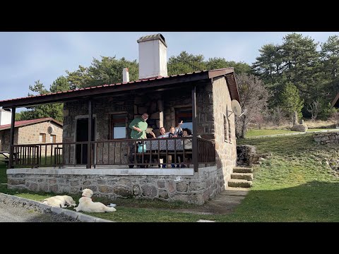 Видео: Зимний Лагерь в Каменном Доме с Угольной Печью с Видом на Озеро |  Болу, Турция