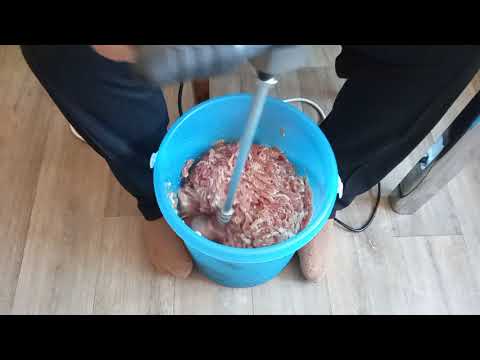Видео: Замес фарша строительным миксером.