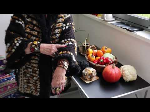 Видео: Вязаное пончо