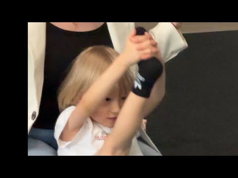 Видео: Терпит 3-летний  фигурист Арсений Плющенко. Первый раз на растяжке с Н.В.Поповой. Академия Плющенко