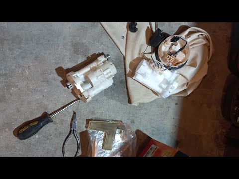 Видео: Замена топливного фильтра Toyota Corolla Fielder 2004 2zz-ge