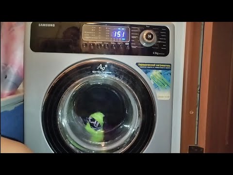 Видео: Стирка тёмного вещей на старом Samsung WF7452S9R: Хлопок 60°С 5 полоскания 1200об/мин + замачивание