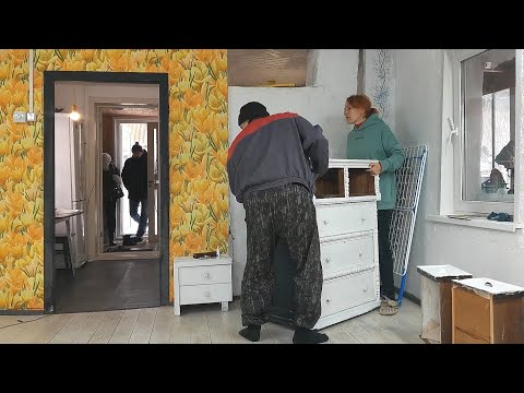 Видео: ДОМ В ДЕРЕВНЕ Все вынесли и НАЧАЛИ РЕМОНТ | Гости Замерзшие трубы Сломанные ветром железные ворота