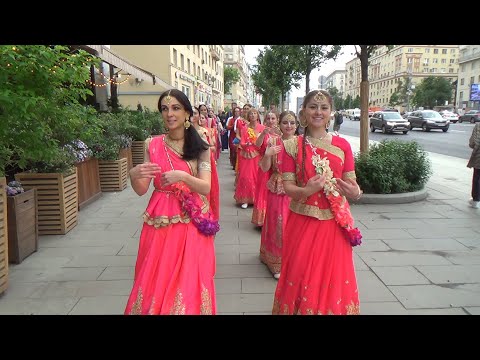 Видео: 2021 06 09 Харинама Gaura Shakti м. Курская (Чкаловская) (1/2). Harinama in Moscow (Russia).