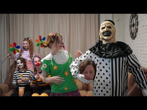 Видео: ЧТО ПРОИЗОШЛО НА ШОУ КЛОУНОВ?! СТРАШИЛКА