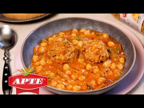 Видео: Болгарские 🍽 Фрикадельки с рагу из нута - вкусное 🇧🇬 домашнее блюдо с насыщенным овощным соусом.