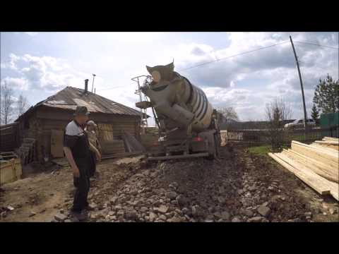 Видео: Миксер с бетоном провалился в болото