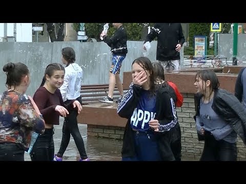 Видео: Поливаний понеділок. Як поливались на площі.  Надвірна 2019