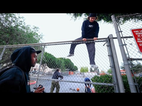 Видео: Сеанс катания на коньках в школьном дворе!