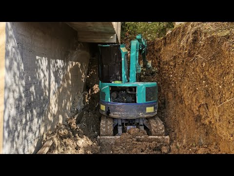 Видео: Миниэкскаватор. Можно и тоннель копать. Завалило грунтом.