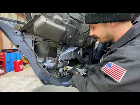 Видео: Задний стеклоподъемник на BMW E46 Sedan 1997-2005