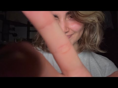 Видео: ASMR: Позволь мне прикоснуться к твоему лицу и прочитать тебе историю, пока ты засыпаешь 🌃