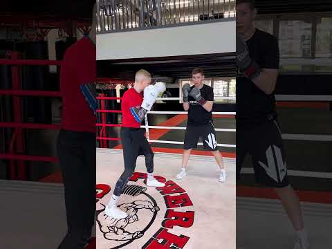 Видео: Как перенос веса тела влияет эффективность на защитных действий и контратак.