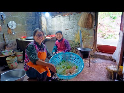 Видео: Традиционная кулинария дров: удивительные блюда из жимолости в каменном доме