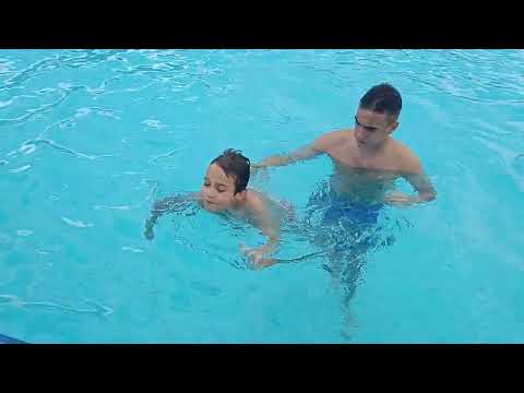 Видео: як навчити дитину плавати😊
